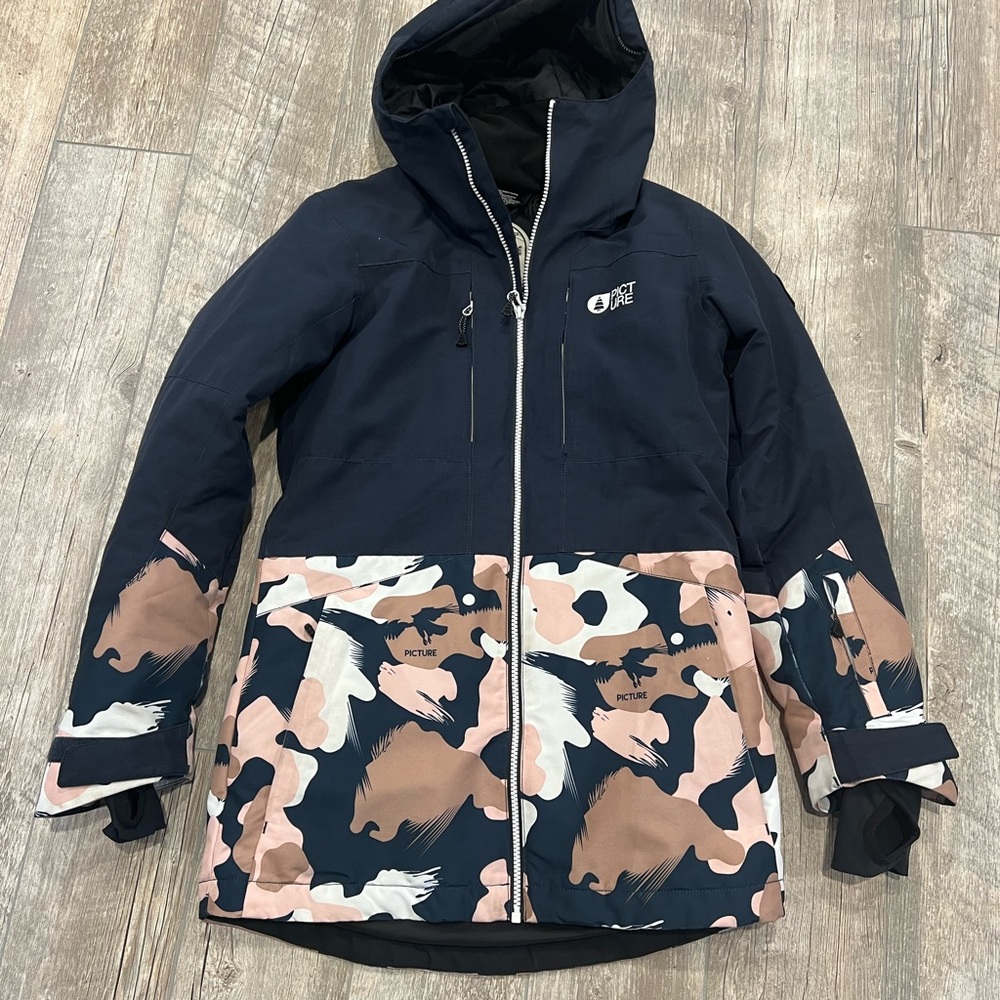 Women’s Ski Jacket size small. Picture Organic Brand.
